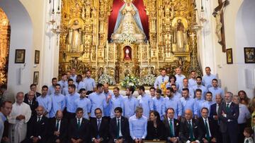 El Real Betis, durante la ofrenda floral en Triana.