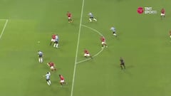 ¡En el minuto 90!: Suárez hace un gol casi imposible y en Brasil explotan