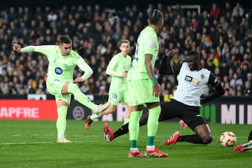 0-4. Hat trick de Ferran Torres. El 7 del Barcelona recibe el baln de Raphinha y, desde fuera del rea, dispara con la derecha, raso y cruzado para superar a Dimitrievski.