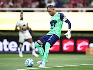 Pumas' Costa Rican goalkeeper #01 Keylor Navas kicks the ball during the Liga MX Clausura football match between Guadalajara and Pumas at Akron stadium in Zapopan, Jalisco state, Mexico, on April 5, 2026. (Photo by Ulises Ruiz / AFP)
