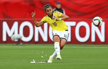 Considerada la primera futbolista profesional del país (2012), es una referente de la Selección Colombia. Su carrera en ligas internacionales y su liderazgo ayudaron a abrir camino para varias generaciones del fútbol femenino colombiano.