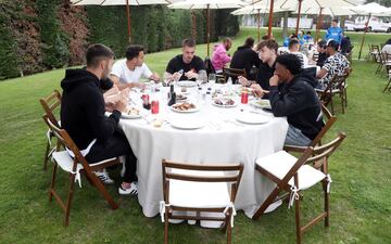 La plantilla del Fútbol Club Barcelona junto a su presidente, Joan Laporta, realizaron una barbacoa en La Masía para coger fuerzas de cara al final de temporada.