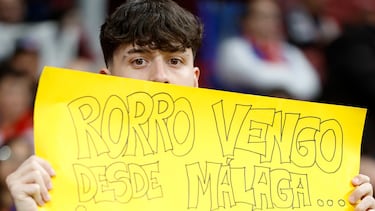 Un joven seguidor rojiblanco pide a Riquelme su camiseta.