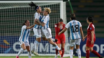 AMDEP3223. ARMENIA (COLOMBIA), 12/07/2022.- Eliana Stábile (i, arriba) de Argentina celebra un gol ante Perú hoy, en un partido del grupo B de la Copa América Femenina en el estadio Centenario en Armenia (Colombia). EFE/Ernesto Guzmán Jr.
