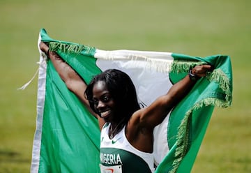 Seun Adigun celebra su medalla de oro en los Campeonatos de Africa del año 2010 en los 100 metros vallas.