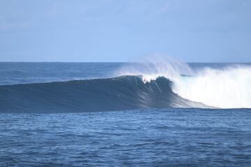 Ahmed Erraji practicando bodysurf en la ola gigante de La Santa (Lanzarote).