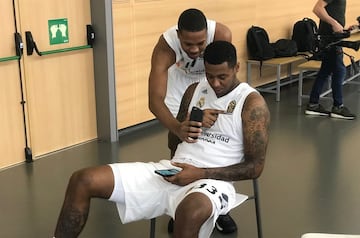 Thompkins, sentado, junto a Pantzar.