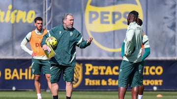 Sergio González dirigiendo un entrenamiento en la Ciudad Deportiva Bahía de Cádiz.