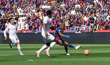 El jugador del Barcelona Raphinha marca el 3-2 al Real Madrid. 