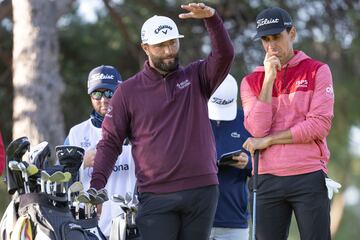 Los golfistas españoles, Jon Rahm y Rafa Cabrera Bello, durante la sesión de hoy. 
 