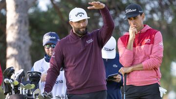 Los golfistas españoles, Jon Rahm y Rafa Cabrera Bello, durante la sesión de hoy. 
 