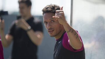 21/05/16 ENTRENAMIENTO DEL BARCELONA
Adriano
PUBLICADA 02/06/16 NA MA23 1COL
