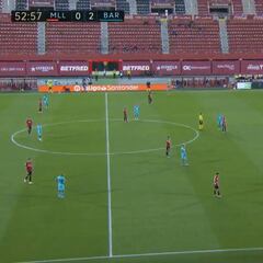 'Spain is different': partido a puerta cerrada y... ¡aparece un espontáneo a por Messi!