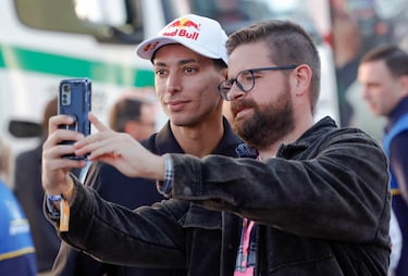 Toprak Razgatlıoğlu, piloto de motociclismo turco, campeón del  mundo actual de Superbikes y que en 2026 competirá en el Campeonato Mundial de Motociclismo de MotoGP con el equipo Prima Pramac Yamaha. se hace una foto con un fan.
