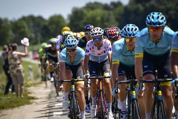 Fabio Aru, con el maillot de la montaña, rodeado de sus compañeros del Astana.