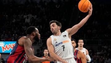 El base argentino del Real Madrid Facundo Campazzo (d) intenta superar al pívot estadounidense del Baskonia Donta Hall durante el encuentro correspondiente a la fase regular de la Liga Endesa que disputan hoy lunes en el Fernando Buesa de Vitoria.