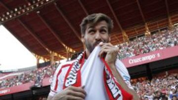 RELUMBRÓN. Llorente, en su presentación en el Sánchez Pizjuan.