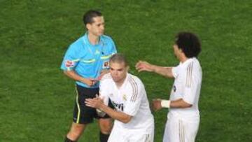 <b>INDIGNACIÓN. </b>Xabi Alonso, Pepe y Marcelo no se creían lo que estaban viviendo con Paradas Romero.