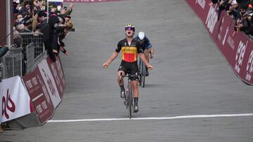 Kopecky celebra su triunfo en la Strade por delante de Van Vleuten.