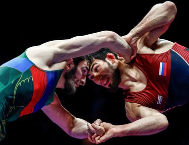 Los luchadores Shamil Mamedov y Abasgadzhi Magomedov compiten en la final masculina de 65 kg durante el campeonato de lucha libre que tiene lugar en el Live Arena de Moscú. Los mejores luchadores de Rusia buscan una plaza para París, aunque deberán participar como independientes y competir sin la bandera ni el himno de su país.