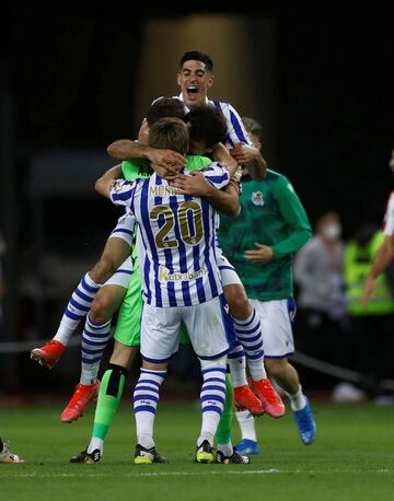 Los jugadores de la Real Sociedad celebraron la victoria tras finalizar el partido.