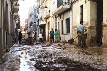 Vista de la zona de desastre mientras continúan las labores de búsqueda y rescate y el proceso de entrega de ayuda en la zona cero de Paiporta.