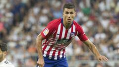 Rodrigo conduce el bal&oacute;n ante Asensio. 