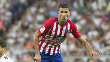 Rodrigo conduce el bal&oacute;n ante Asensio. 