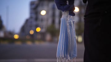 Un policía nacional se prepara para entregar mascarillas a los pasajeros de transporte público urbano de Pamplona el 14 de abril de 2020.