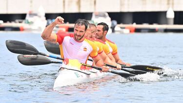 Spain's Saul Craviotto, Spain's Marcus Walz, Spain's Carlos Arevalo and Spain's Rodrigo Germade celebrate after winning the silver medal in the men's kayak four 500m final during the Tokyo 2020 Olympic Games at Sea Forest Waterway in Tokyo on August 7, 20