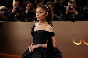 Ariana Grande posa en la alfombra roja durante la 83ª edición de los Globos de Oro en Beverly Hills.