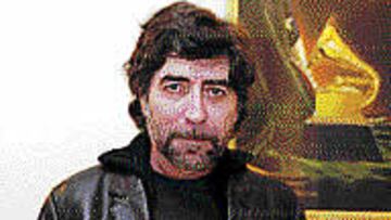 <b>VOLCADOS CON EL CENTENARIO</B>. Sabina, autor del himno, muestra uno de los tomos que va a publicar AS con motivo del Centenario del Atlético.