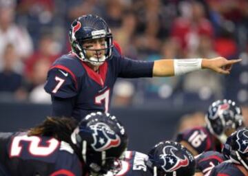 Los Texans se impusieron a los Niners en un buen partido de Brian Hoyer, que está compitiendo por el puesto de quarterback titular en Houston con Ryan Mallett. Hoyer conectó un pase de touchdown de 58 yardas en su primer drive con el receptor Cecil Shorts, y también lograría una conversión de dos puntos con un pase a DeAndre Hopkins.