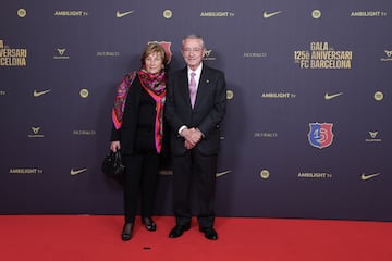 Enric Reyna i Martínez, expresidente del FC Barcelona, posa con su esposa en la alfombra roja del gran Teatro del Liceu.