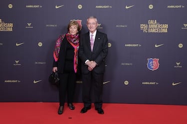 Enric Reyna i Martínez, expresidente del FC Barcelona, posa con su esposa en la alfombra roja del Gran Teatro del Liceu.