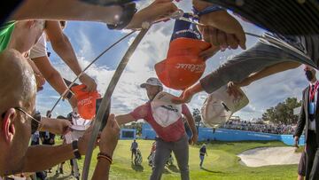 Jon Rahm fue el golfista más solicitado por los aficionados en el Acciona Open de España que se disputó en el Club de Campo Villa de Madrid. El de Barrika disputó su primer torneo en nuestro país como número uno del golf mundial. Rahm finalizó el torneo en decimoséptima posición.