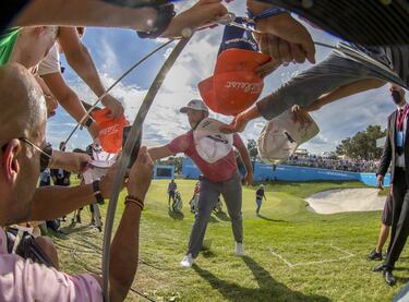 Jon Rahm fue el golfista más solicitado por los aficionados en el Acciona Open de España que se disputó en el Club de Campo Villa de Madrid. El de Barrika disputó su primer torneo en nuestro país como número uno del golf mundial. Rahm finalizó el torneo en decimoséptima posición.