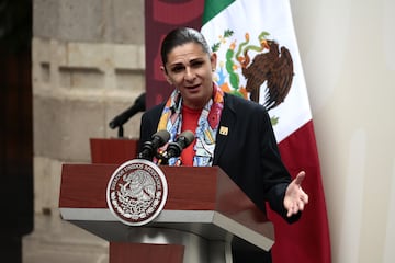 Ana Gabriela Guevara, directora general de la Comisión Nacional de Cultura Física y Deporte, habla durante la ceremonia de abanderamiento a la delegación mexicana que participará en los Juegos Panamericanos Santiago 2023.