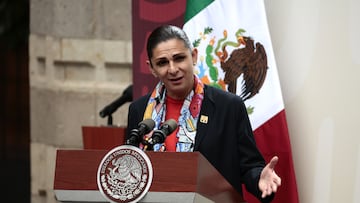 MEX8308. CIUDAD DE MÉXICO (MÉXICO), 16/10/2023.- Ana Gabriela Guevara, directora general de la Comisión Nacional de Cultura Física y Deporte, habla hoy durante la ceremonia de abanderamiento a la delegación mexicana que participará en los Juegos Panamericanos Santiago 2023, en el Palacio Nacional en Ciudad de México (México). Andrés Manuel López Obrador, presidente de México, confió este lunes en que la delegación mexicana que participará en los Juegos Panamericanos de Santiago 2023, será de las protagonistas en la justa continental. Por su parte, Guevara afirmó que los deportistas mexicanos en los Juegos estarán respaldados por una suma de más de 1.000 millones de pesos (unos 50 millones de dólares). EFE/José Méndez