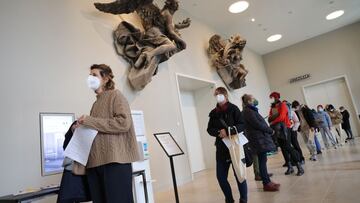 BERLIN, GERMANY - JANUARY 18: People wait in line at the Humboldt Forum museum to be vaccinated against Covid-19 during the Omicron wave of the coronavirus pandemic on January 18, 2022 in Berlin, Germany. The museum has launched a three-day vaccination drive for anyone in Berlin seeking a shot. Approximately 73% of the population in Germany is now fully vaccinated. Meanwhile Omicron has fuelled record-breaking rates of new infections since the beginning of the year. (Photo by Sean Gallup/Getty Images)