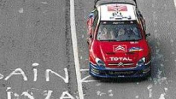 <b>¡¡SAINZ, TIRA, TIRA!!</B> Este es el lema escrito con tiza en catalán (¡Tiva, Tiva!) con el que unos aficionados independentistas apoyaban al piloto madrileño Carlos Sainz.