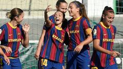 Aitana (c) del FC Barcelona, celebra junto a sus compa&ntilde;eras despu&eacute;s de marcar el 0-1 durante el partido de la Liga femenina de f&uacute;tbol que ha enfrentado a su equipo contra el Real Betis este s&aacute;bado en la ciudad deportiva Luis de