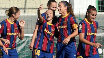 Aitana (c) del FC Barcelona, celebra junto a sus compa&ntilde;eras despu&eacute;s de marcar el 0-1 durante el partido de la Liga femenina de f&uacute;tbol que ha enfrentado a su equipo contra el Real Betis este s&aacute;bado en la ciudad deportiva Luis de