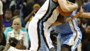 Marc Gasol intenta evadir la marca de Kenneth Faried.