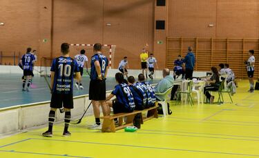 Las zonas de sustitución tienen que estar marcadas a ambos lados de la banda. La profundidad de estas zonas no debe exceder 3m desde la banda. Los banquillos deben guardar una distancia adecuada respecto a la banda y tendrán capacidad suficiente para 19 jugadores cada uno.