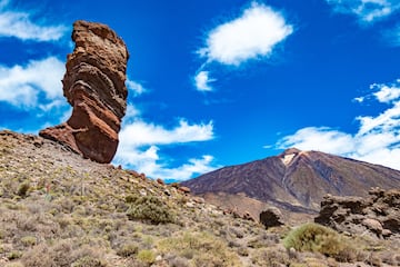 Situado en la isla de Tenerife, se compone principalmente del estratovolcán del Teide-Pico Viejo, que es la cumbre más alta de España con 3.718 metros. Las condiciones atmosféricas del lugar transforman continuamente las texturas y los tonos del paisaje. El Teide es importante mundialmente porque es una muestra de los procesos geológicos subyacentes a la evolución de las islas oceánicas.
