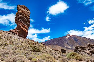 Situado en la isla de Tenerife, se compone principalmente del estratovolcán del Teide-Pico Viejo, que es la cumbre más alta de España con 3.718 metros. Las condiciones atmosféricas del lugar transforman continuamente las texturas y los tonos del paisaje. El Teide es importante mundialmente porque es una muestra de los procesos geológicos subyacentes a la evolución de las islas oceánicas.