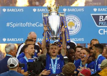 Vardy con el trofeo de la Premier League.