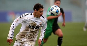 El jugador del Leeds sólo estuvo un curso en el Castilla (2009-10), en el que marcó cinco goles, pero no debutó con el primer equipo. El Benfica se haría con él por 6 M€, antes de brillar en el Valencia y finalmente emigrar a la Premier League.