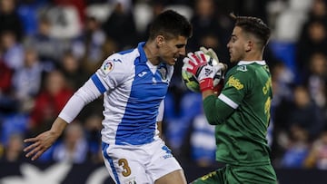 Bustinza y Chichizola, durante el partido.